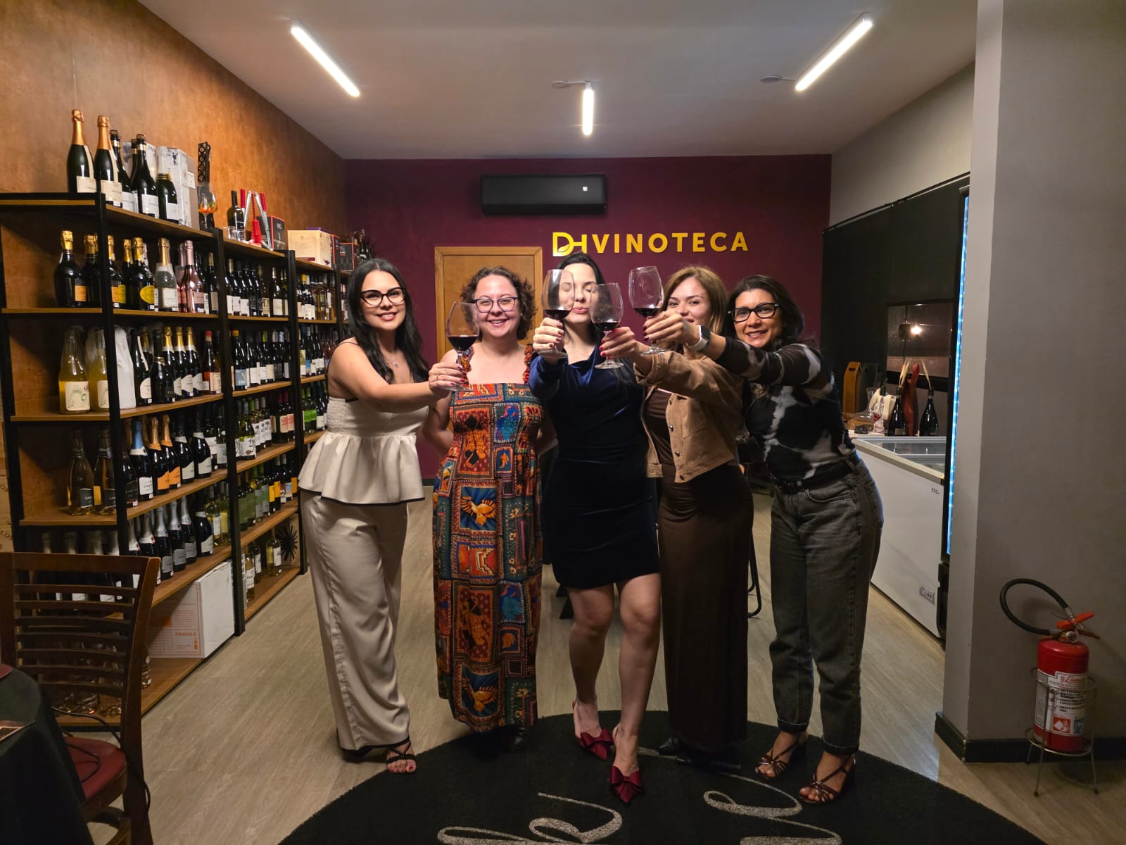 Brinde com taças de vinho em um dos encontros