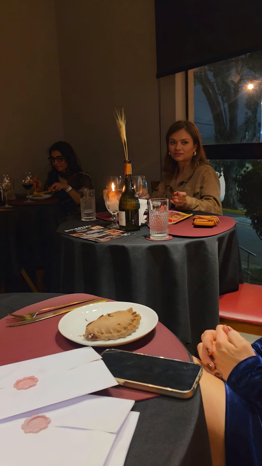 Jantar do grupo à luz de velas