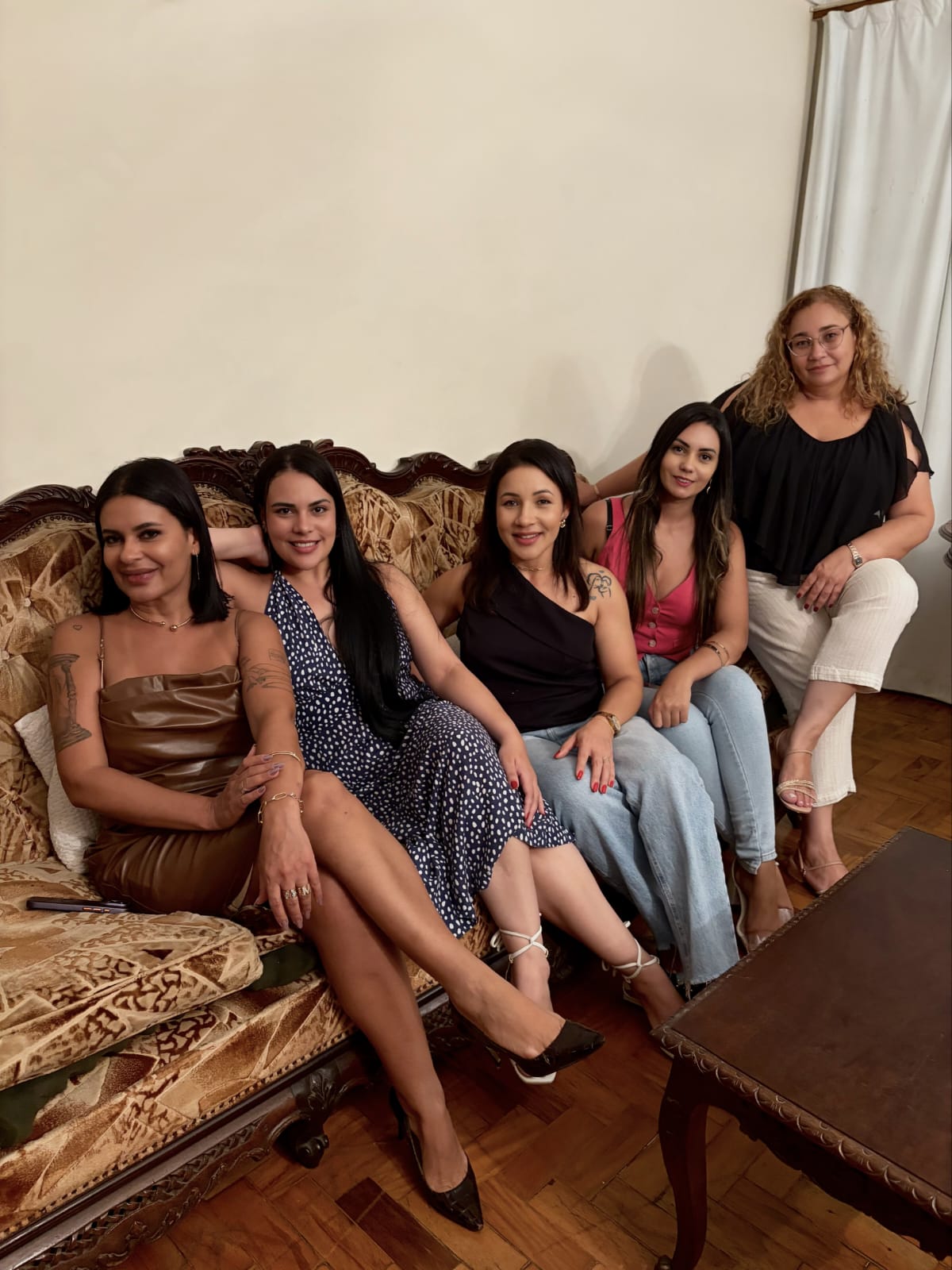 Mulheres do clube conversando no sofá depois do encontro