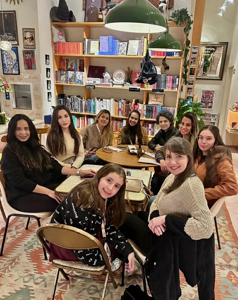 Mulheres reunidas em roda de leitura ao redor da mesa