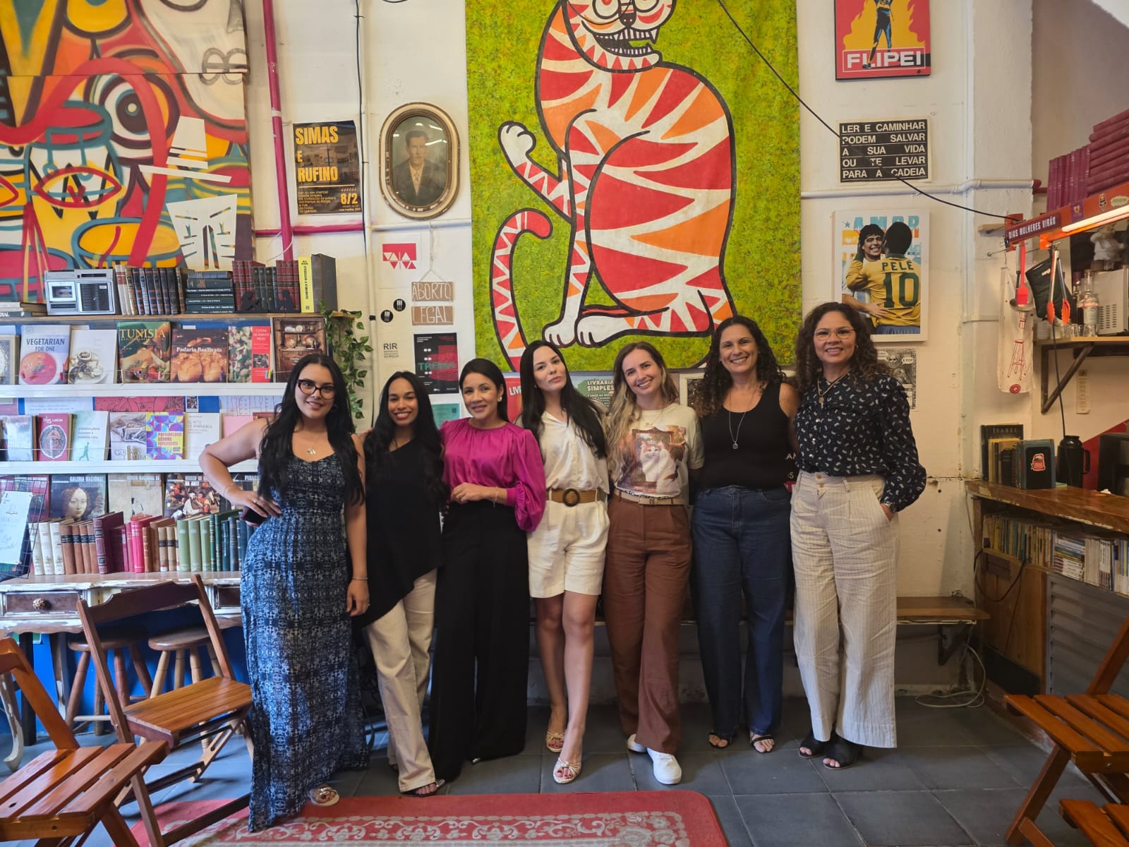 Mulheres do Viva Elas reunidas em uma livraria durante um encontro